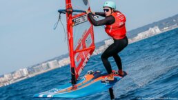 Theresa Steinlein ist die nationale Nummer 1 im iQFoil-Windsurfen. Foto: Sailing Energy-Princesa Sofia Mallorca. l SSM