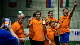 Großer Jubel bei der Siegerehrung des HandiCUP. Das Fußballturnier für Menschen mit Behinderung im Raum Stuttgart. Foto: SSM / Joschka Silzle