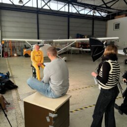 Klaus Renz beim Dreh Im Flugzeughangar für die Ensinger Local Hero Kampagne l SSM
